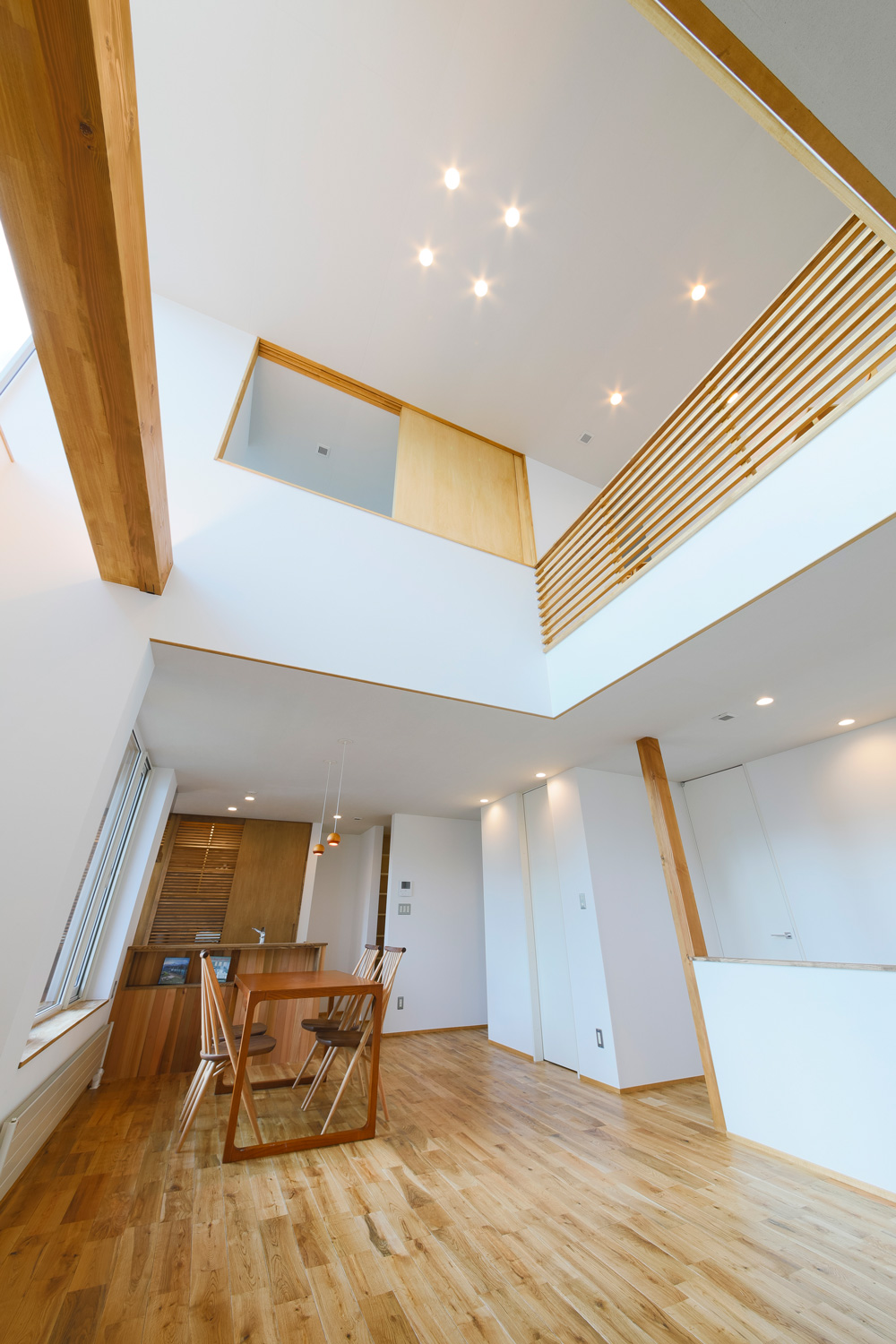 それぞれから繋がる吹抜けに暮らす